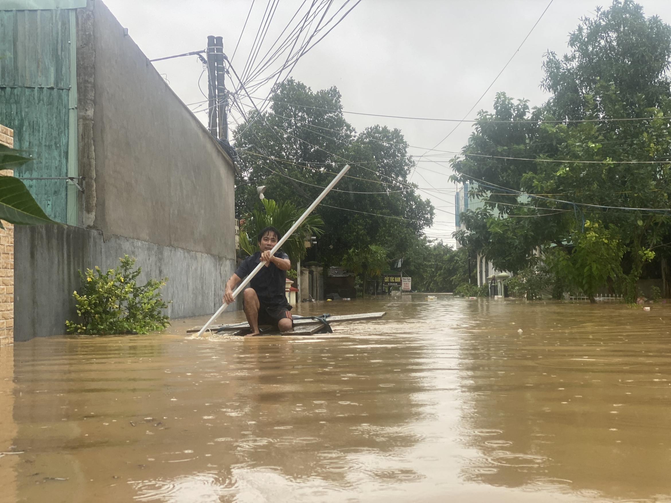 岘港洪水中心地区居民因第三天浸泡在洪水中而筋疲力尽